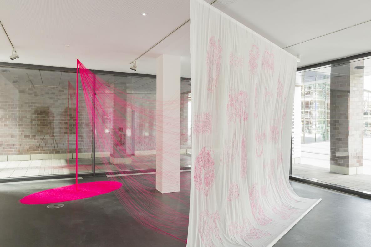 THIN MEMBRANE / PICTURES COME DOWN, 2009 - Stickerei auf Stoff 400 × 428 × 450 cm