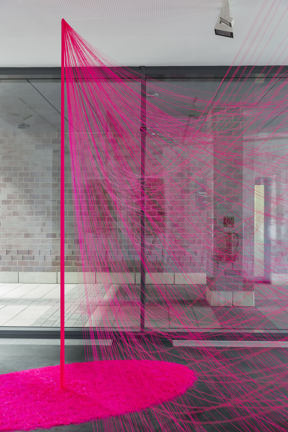 THIN MEMBRANE / PICTURES COME DOWN, 2009 - Stickerei auf Stoff, 400 × 428 × 450 cm