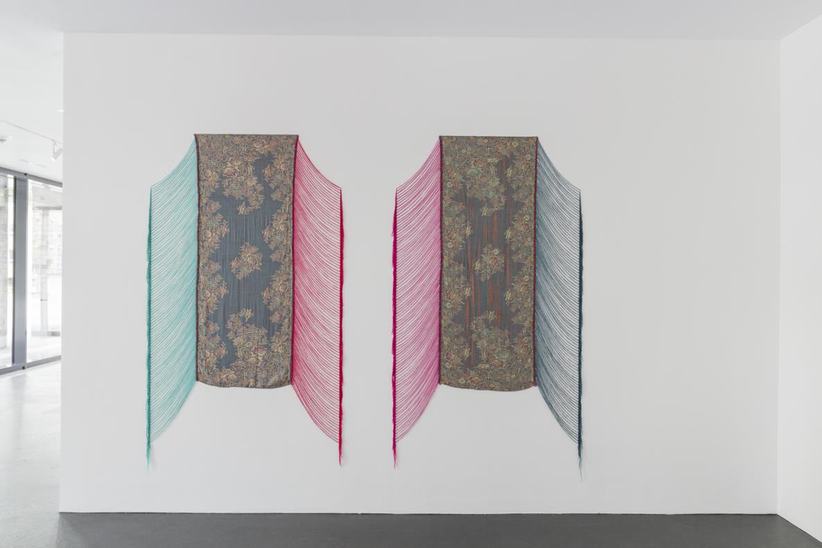 TWO IDENTICAL SCARVES FROM H & M, EXTRACTED THREADS #4, 2013 - Vorgefertigter Stoff, in vier Farben extrahierte Fäden, je Schal 182 × 72 cm