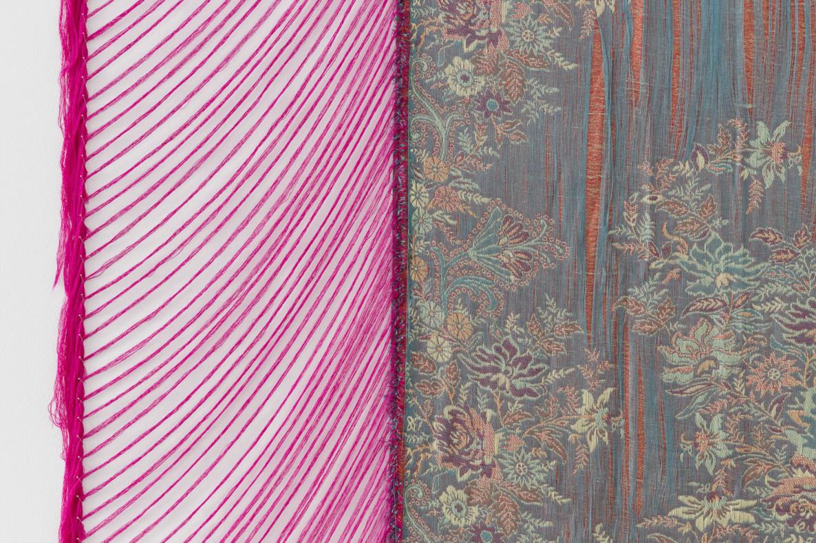 TWO IDENTICAL SCARVES FROM H & M, EXTRACTED THREADS #4, 2013 - Vorgefertigter Stoff, in vier Farben extrahierte Fäden, je Schal 182 × 72 cm