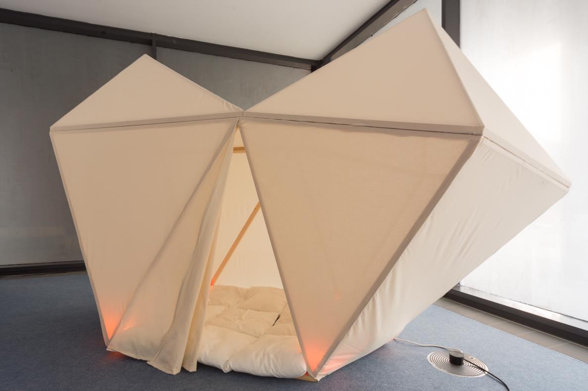 HANNAH MENZEL, PIA WEITKAMP, JULIA WARNECKE & LISA BLUMENDELLER crystalline, Stoffinstallation, 2015