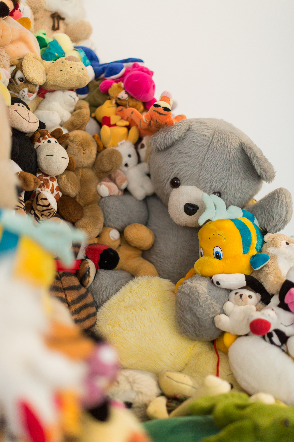 MILA STOYTCHEVA & KATHRIN HEYER, Titanius Tarrance of Happy Harmonies, Kuscheltierinstallation, 2015