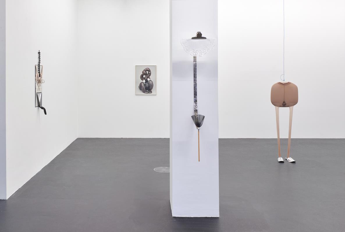 Installationsansicht Naama Arad - LOVE HANDLES, Foto: Simon Vogel