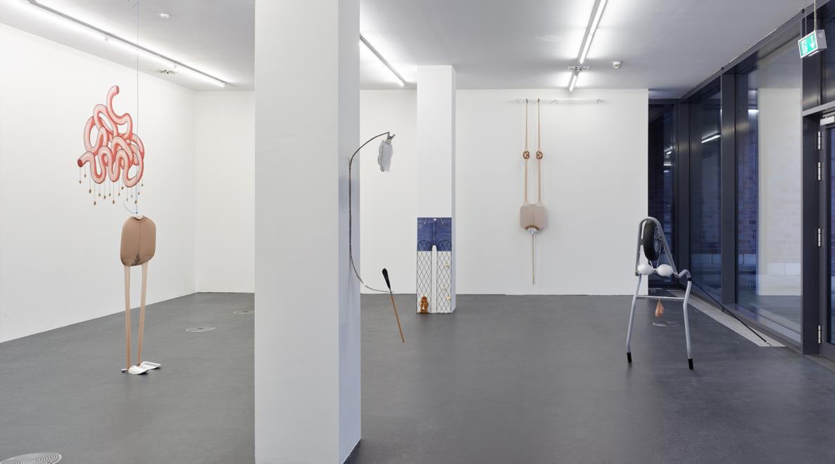 Installationsansicht Naama Arad - LOVE HANDLES, Foto: Simon Vogel