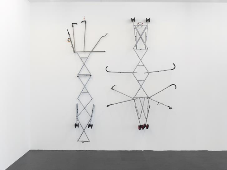 DISPLAY. Staging Identites, 2019_JOHANNES PAUL RAETHER - Wächterin I, 2018, 240 x 90 x 15 cm; Wächterin II, 2018, 290 x 55 x15_Foto: Simon Vogel