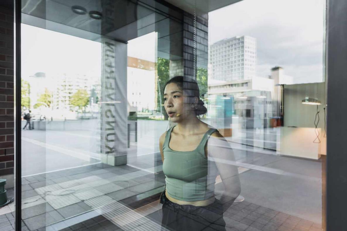 Performance Jessie Jing / Lina Hermsdorf: Being A Vertebrate, 2020, Dortmunder Kunstverein, Foto: Roland Baege