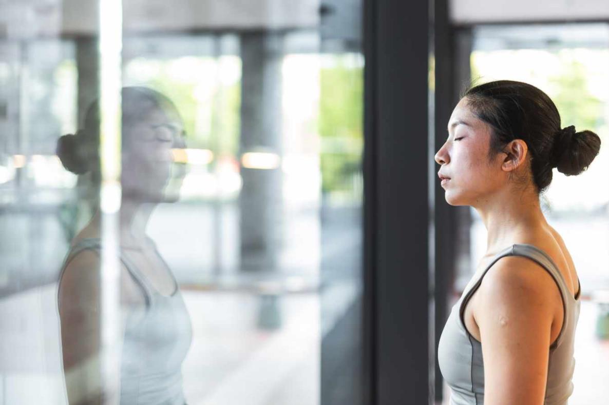 Performance Jessie Jing / Lina Hermsdorf: Being A Vertebrate, 2020, Dortmunder Kunstverein, Foto: Roland Baege