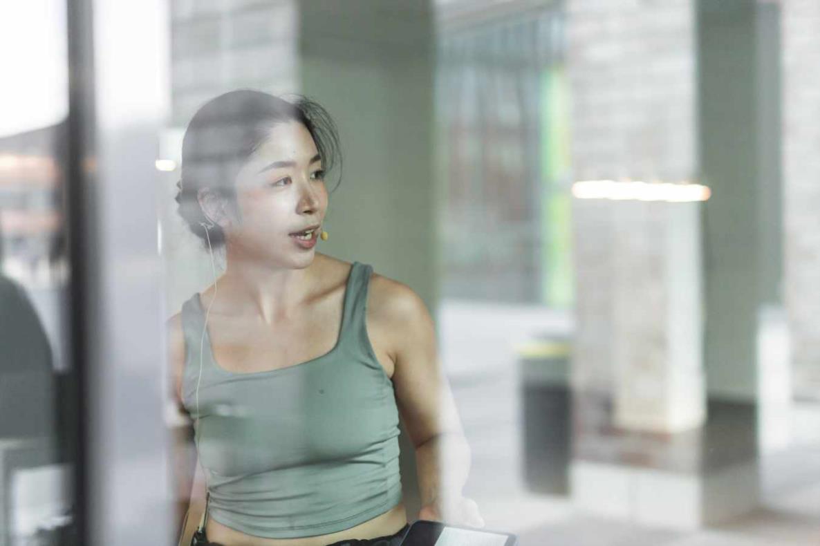 Performance Jessie Jing / Lina Hermsdorf: Being A Vertebrate, 2020, Dortmunder Kunstverein, Foto: Roland Baege