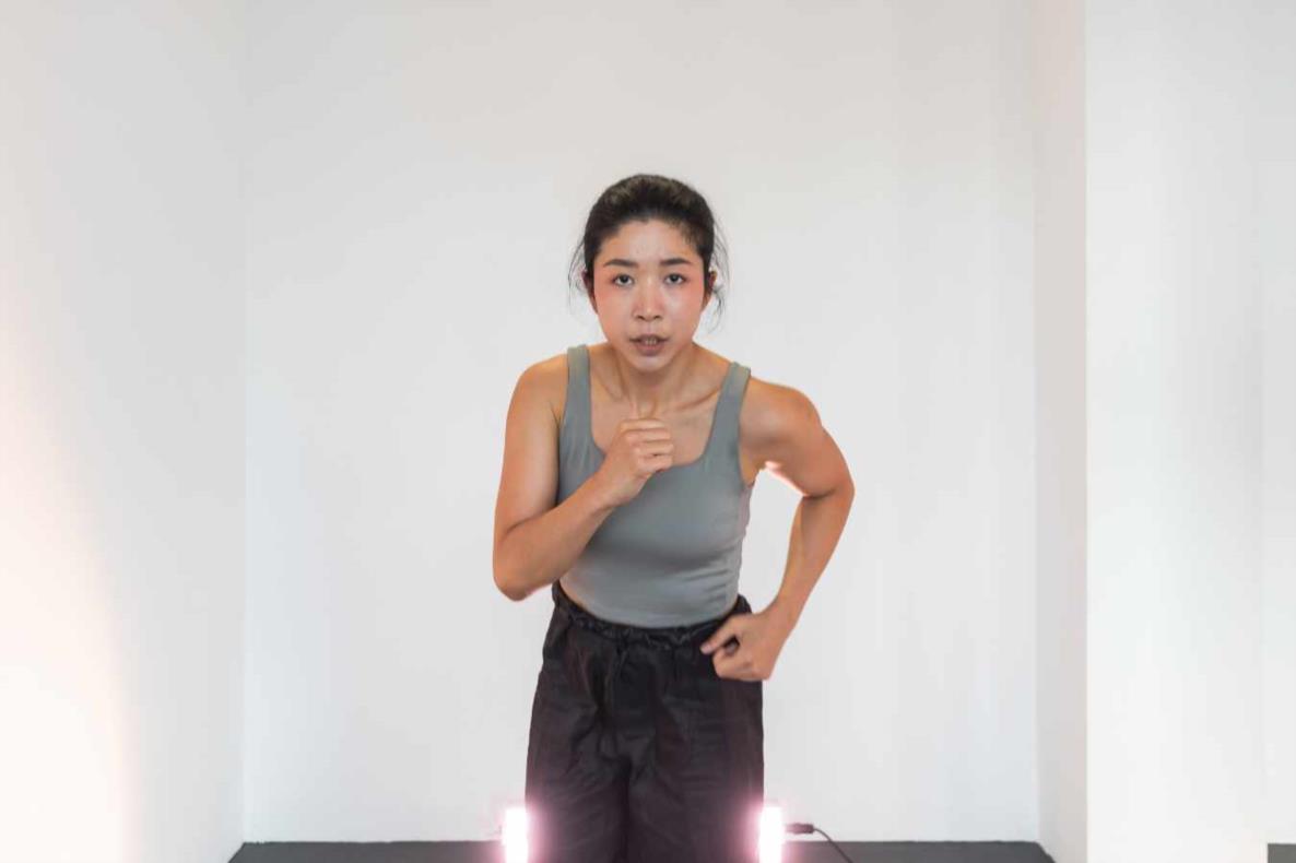 Performance Jessie Jing / Lina Hermsdorf: Being A Vertebrate, 2020, Dortmunder Kunstverein, Foto: Roland Baege