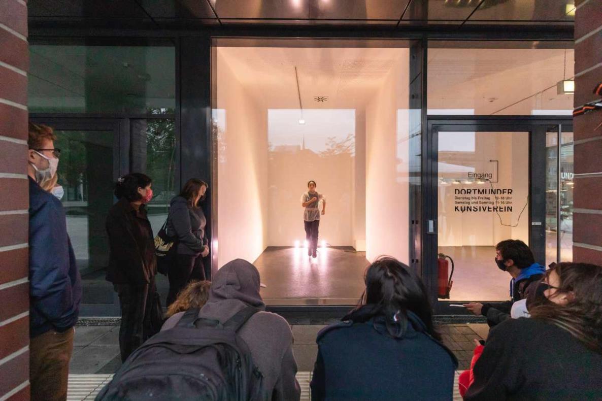 Performance Jessie Jing / Lina Hermsdorf: Being A Vertebrate, 2020, Dortmunder Kunstverein, Foto: Roland Baege