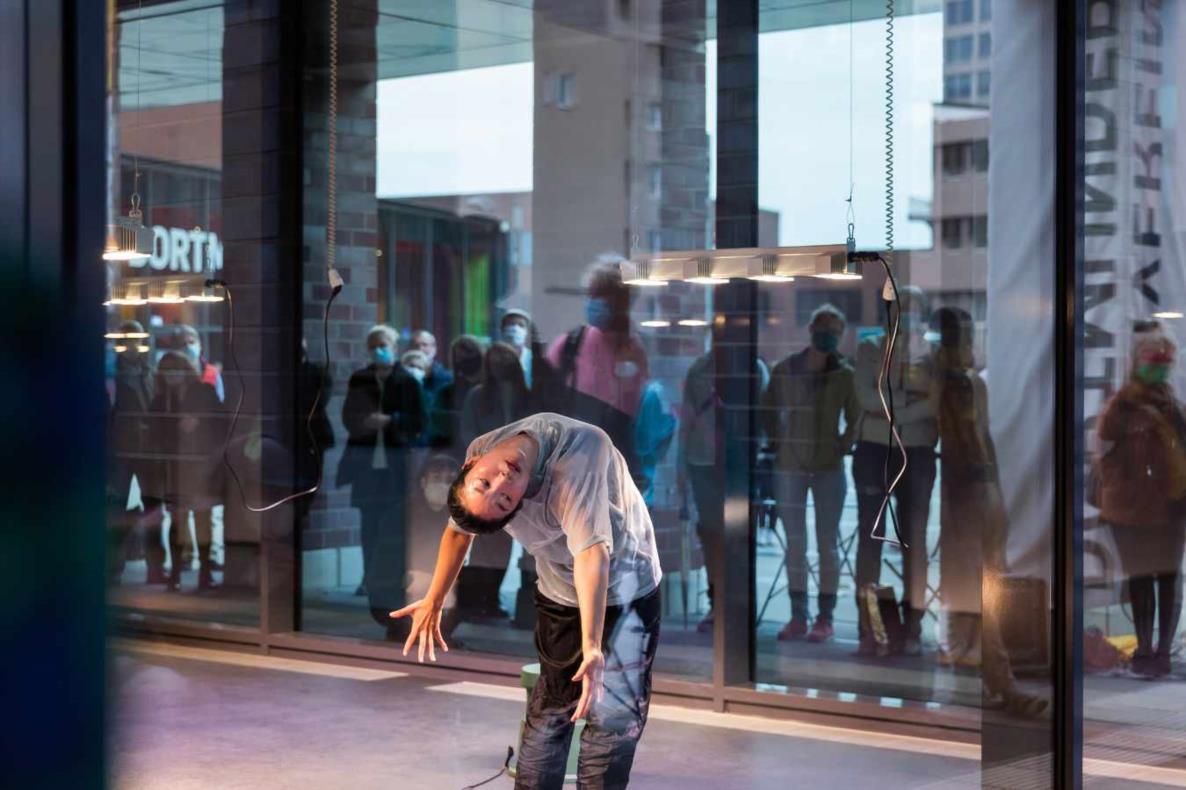 Performance Jessie Jing / Lina Hermsdorf: Being A Vertebrate, 2020, Dortmunder Kunstverein, Foto: Roland Baege