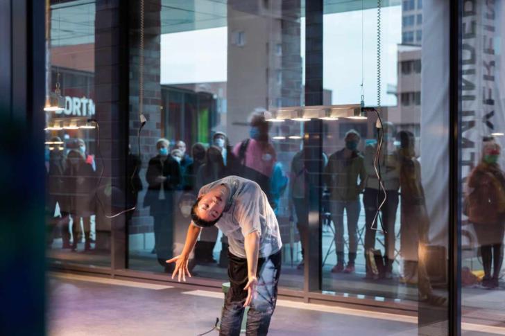 Performance Jessie Jing / Lina Hermsdorf: Being A Vertebrate, 2020, Dortmunder Kunstverein, Foto: Roland Baege