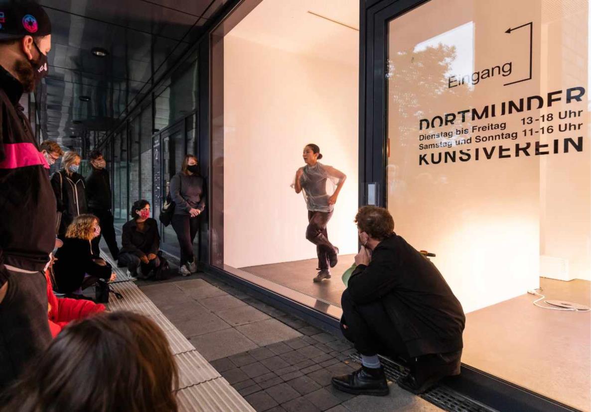 Performance Jessie Jing / Lina Hermsdorf: Being A Vertebrate, 2020, Dortmunder Kunstverein, Foto: Roland Baege