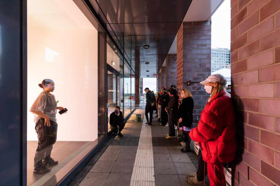 Performance Jessie Jing / Lina Hermsdorf: Being A Vertebrate, 2020, Dortmunder Kunstverein, Foto: Roland Baege