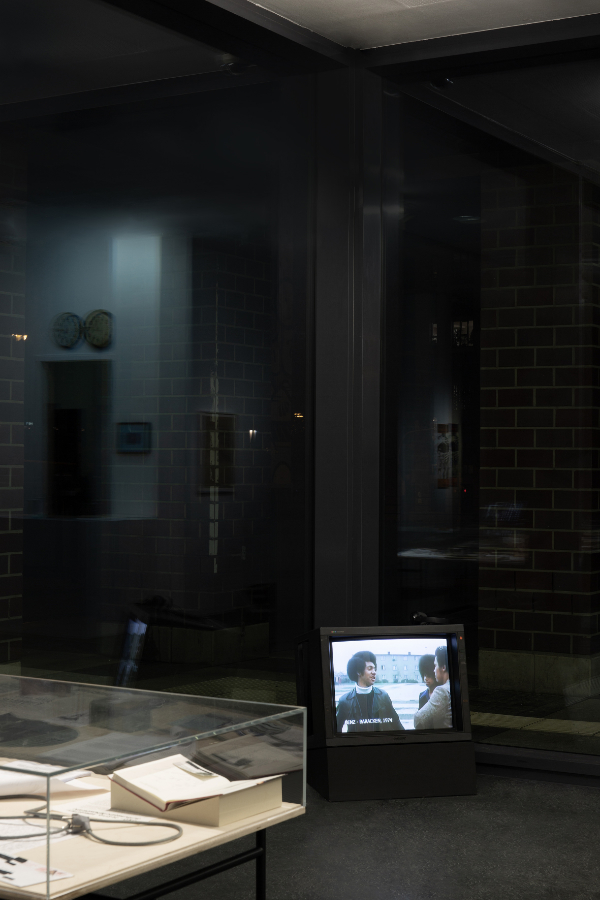 James Gregory Atkinson, Frohe Zuversicht (Detail), 2021, video, painting Kai Matussik, St. CG Hommage an Charly Graf, der deutsche Mohamed Ali (2020),  installation view ‘6 Friedberg-Chicago’ Dortmunder Kunstverein, 2021/22 Courtesy: the artist, Kai Matussik, Dortmunder Kunstverein Photo: Jens Franke