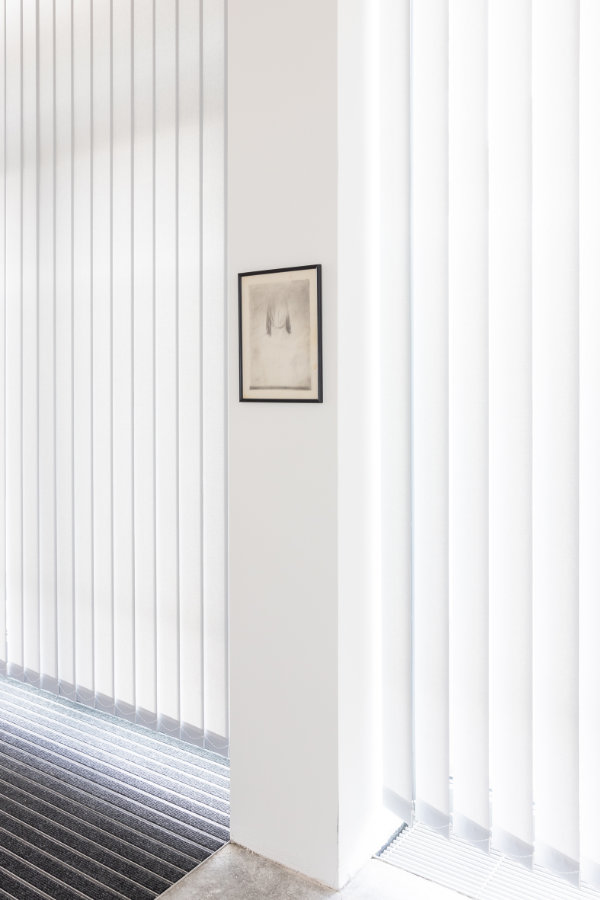 Blade Memory II, 2022, Martin Kippenberger: Untitled, ca. 1973/1974 - Foto: Roland Baege