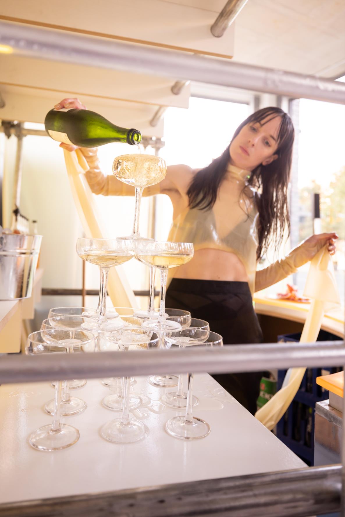 LiquidCurrency, Dortmunder Kunstverein, 2022: Zoe Williams with Katie Shannon Susu Laroche and Hydra, Photo:Roland Baege