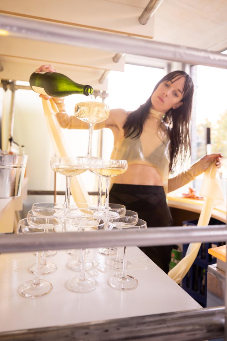 LiquidCurrency, Dortmunder Kunstverein, 2022: Zoe Williams with Katie Shannon Susu Laroche and Hydra, Photo:Roland Baege