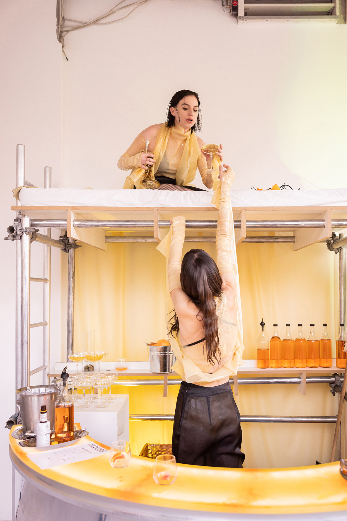 LiquidCurrency, Dortmunder Kunstverein, 2022: Zoe Williams with Katie Shannon Susu Laroche and Hydra, Photo:Roland Baege