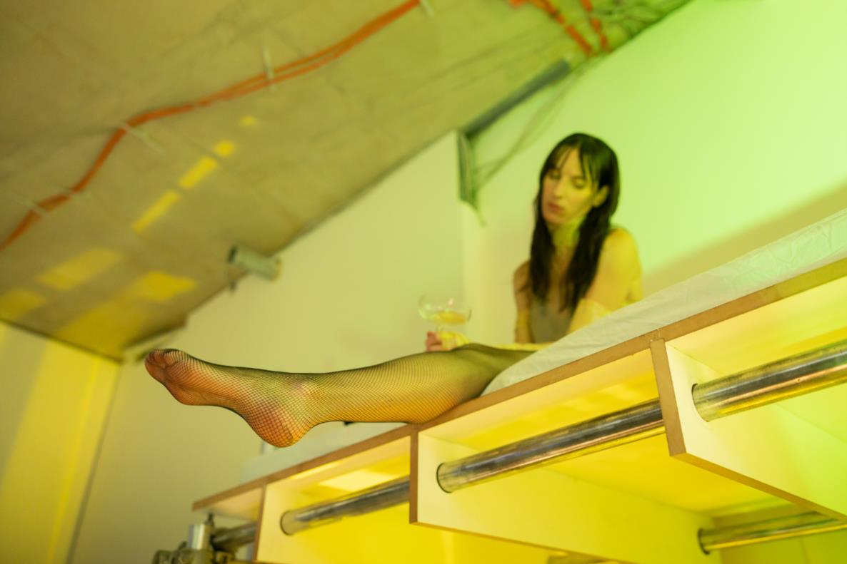 Liquid Currency Bar, Performance: Zoe Williams, Katie Shannon, agf (hydra), Susu LaRoche - Liquid Currency, 2022; Dortmunder Kunstverein; Foto: Roland Baege