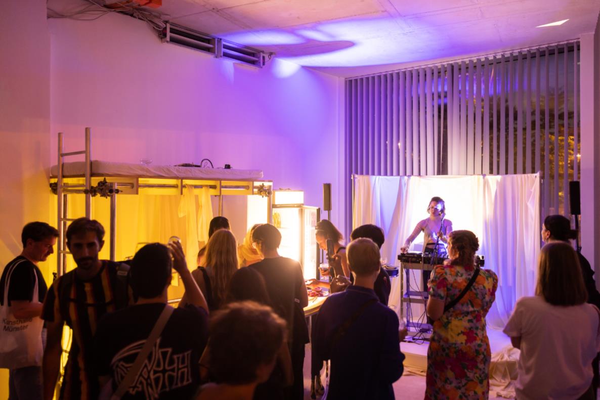 Liquid Currency Bar, Performance: Zoe Williams, Katie Shannon, agf (hydra), Susu LaRoche - Liquid Currency, 2022; Dortmunder Kunstverein; Foto: Roland Baege