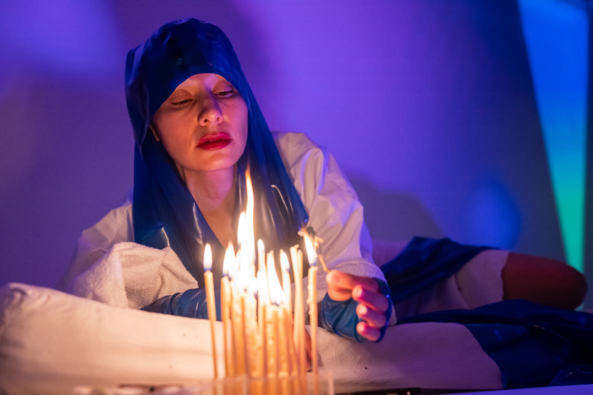 Liquid Currency Bar, Performance #2: Zoe Williams, agf (hydra) - Last Orders, 2024; Dortmunder Kunstverein; Foto: Roland Baege