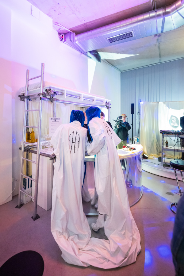 Liquid Currency Bar, Performance #2: Zoe Williams, agf (hydra) - Last Orders, 2024; Dortmunder Kunstverein; Foto: Roland Baege