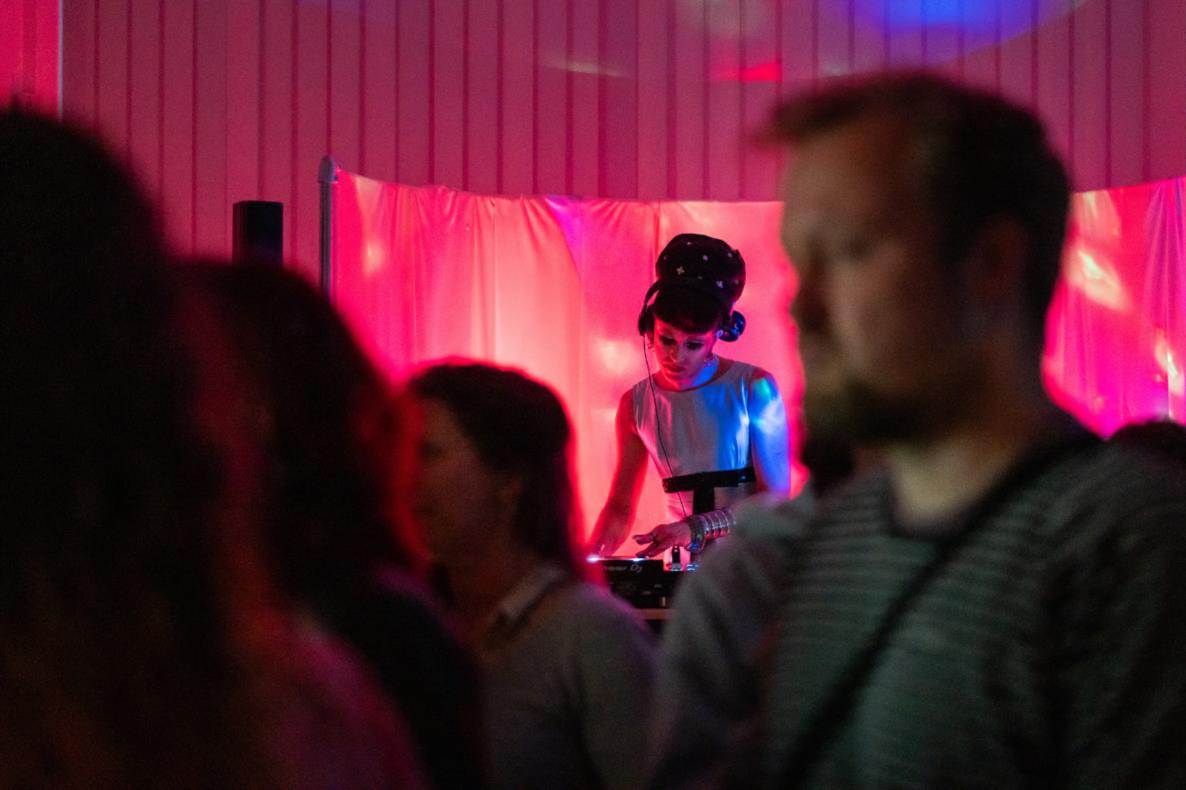 Liquid Currency Bar, DJ-Set #2: Jean Biche, 2024; Dortmunder Kunstverein; Foto: Roland Baege