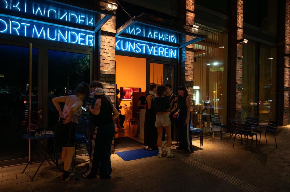 Liquid Currency Bar, Performance #1: Zoe Williams, Katie Shannon & Keira Fox - TLC23 and The Amber Press, 2024; Dortmunder Kunstverein; Foto: Steven Natusch