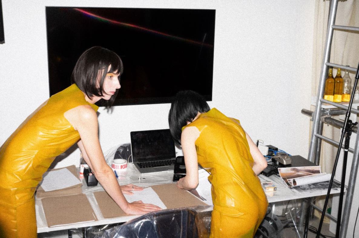 Liquid Currency Bar, Performance #1: Zoe Williams, Katie Shannon & Keira Fox - TLC23 and The Amber Press, 2024; Dortmunder Kunstverein; Foto: Steven Natusch