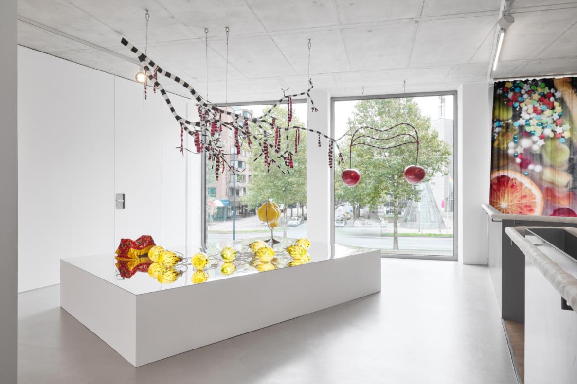 Installationsansicht: Slavs And Tatars, 2012, Schlaraffenland, 2024, Fotos: Mareike Tocha & Dortmunder Kunstverein