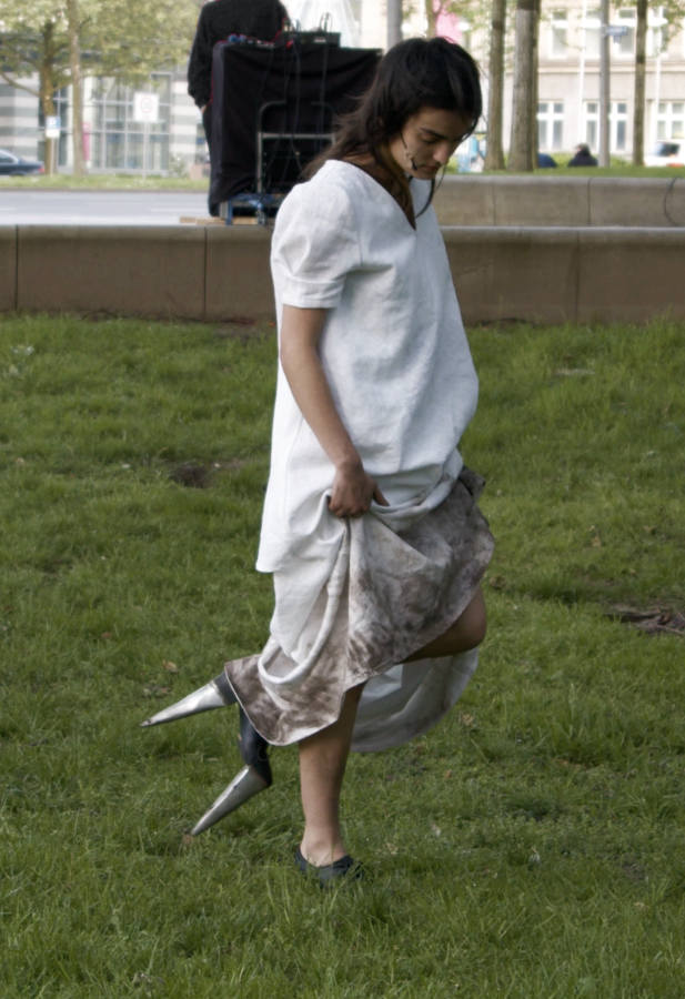 07_Ja Jess - by the use of its displays, 2024, Performance, Dortmunder Kunstverein, Screeshot aus Video von Kurt Heuvens