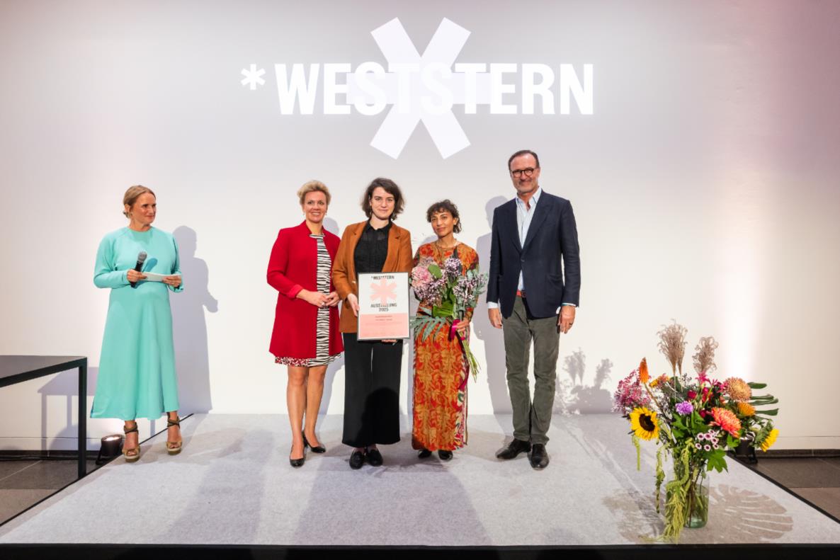 v.l.n.r. Nicola Graef (Moderatorin), Kulturministerin Ina Brandes MdL, Rebekka Seubert (Künstlerische Leitung Dortmunder Kunstverein), Latefa Wiersch (Künstler), Jan Fischer (Stifter *WESTSTERN-Förderpreis)