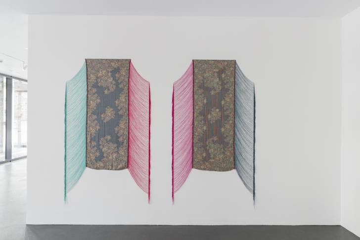 TWO IDENTICAL SCARVES FROM H & M, EXTRACTED THREADS #4, 2013 - Vorgefertigter Stoff, in vier Farben extrahierte Fäden, je Schal 182 × 72 cm