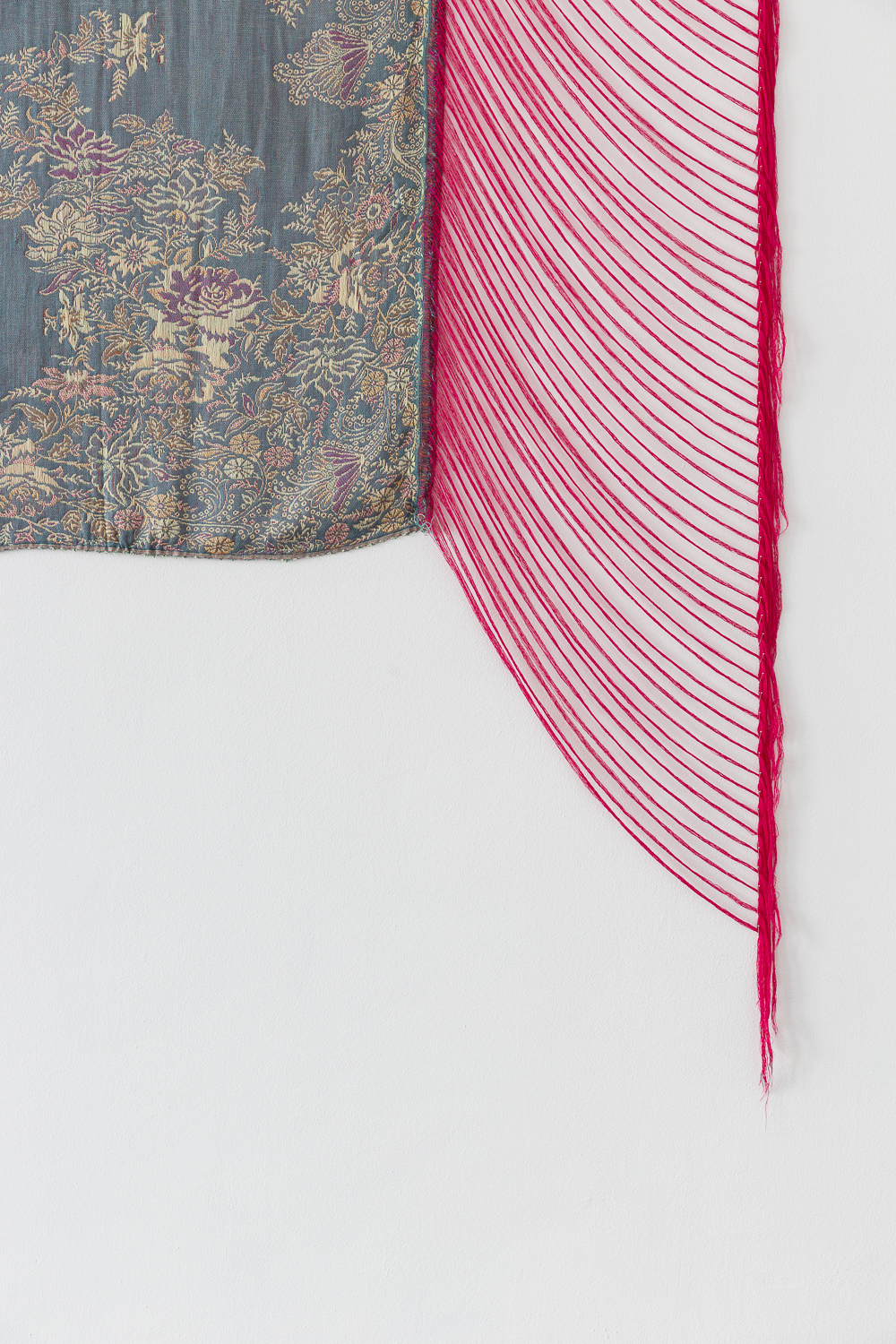 TWO IDENTICAL SCARVES FROM H & M, EXTRACTED THREADS #4, Detail, 2013 - Vorgefertigter Stoff, in vier Farben extrahierte Fäden, je Schal 182 × 72 cm