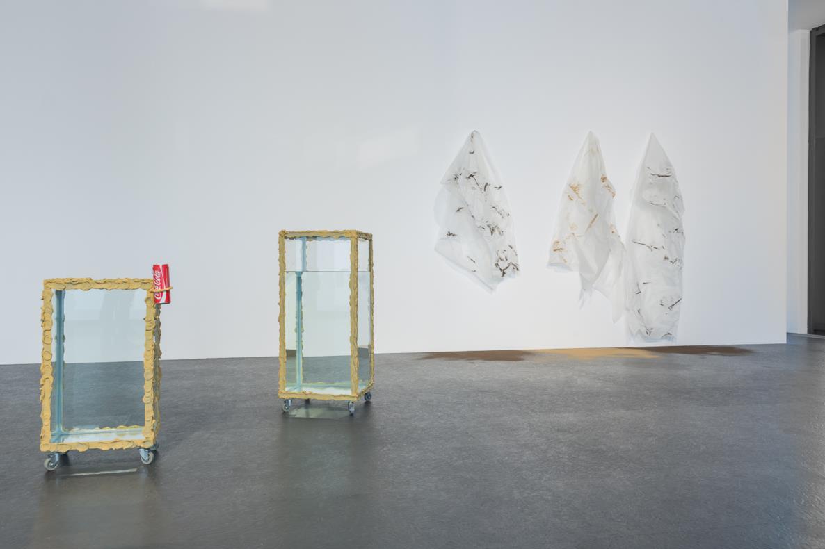 OHNE TITEL (WAND), 2015 - Plastik, Sand 200 × 290 × 35 cm