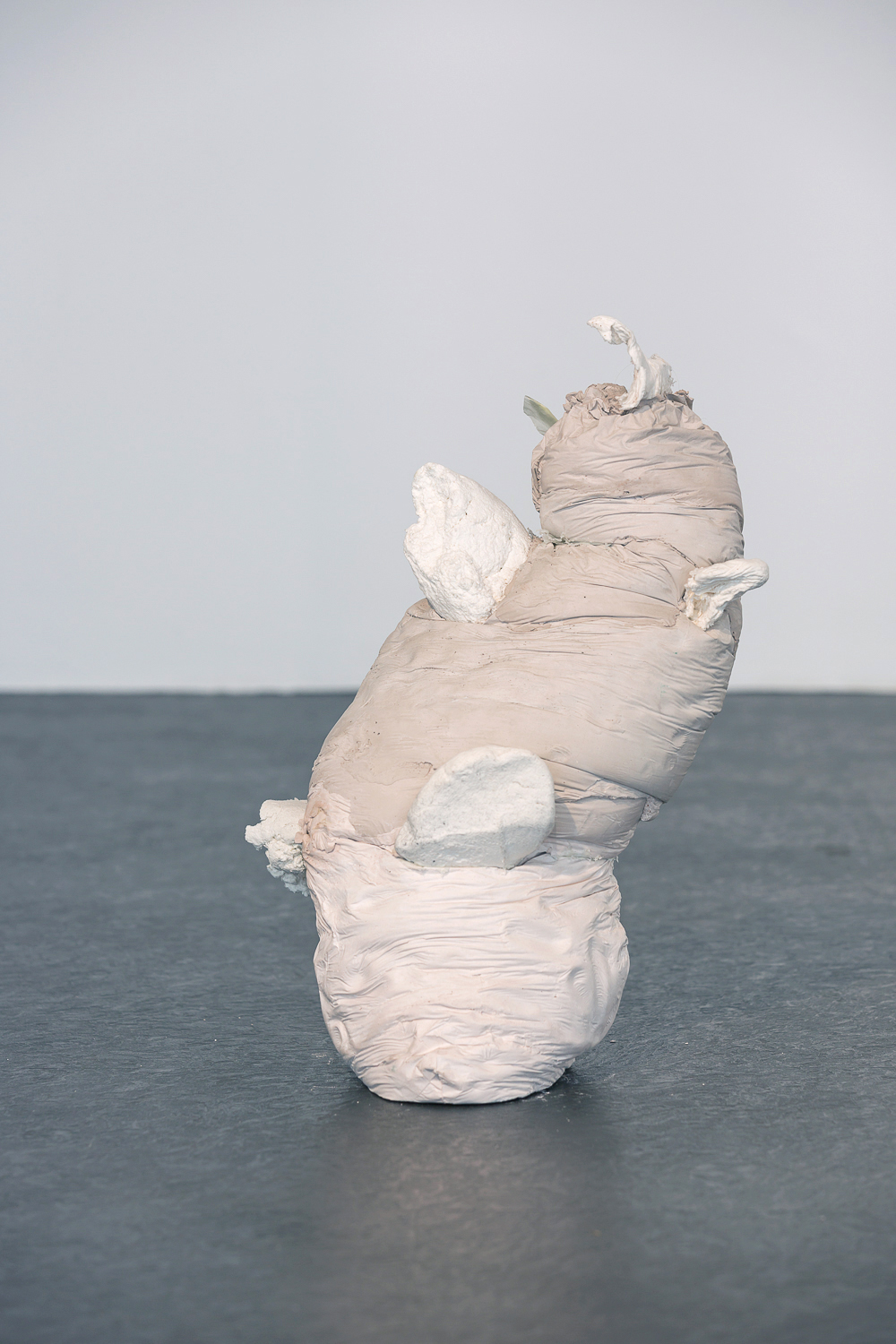 WASCHMASCHINENSKULPTUREN (BODEN), 2015 - Gips, Taschentuch 58 × 35 × 30 cm