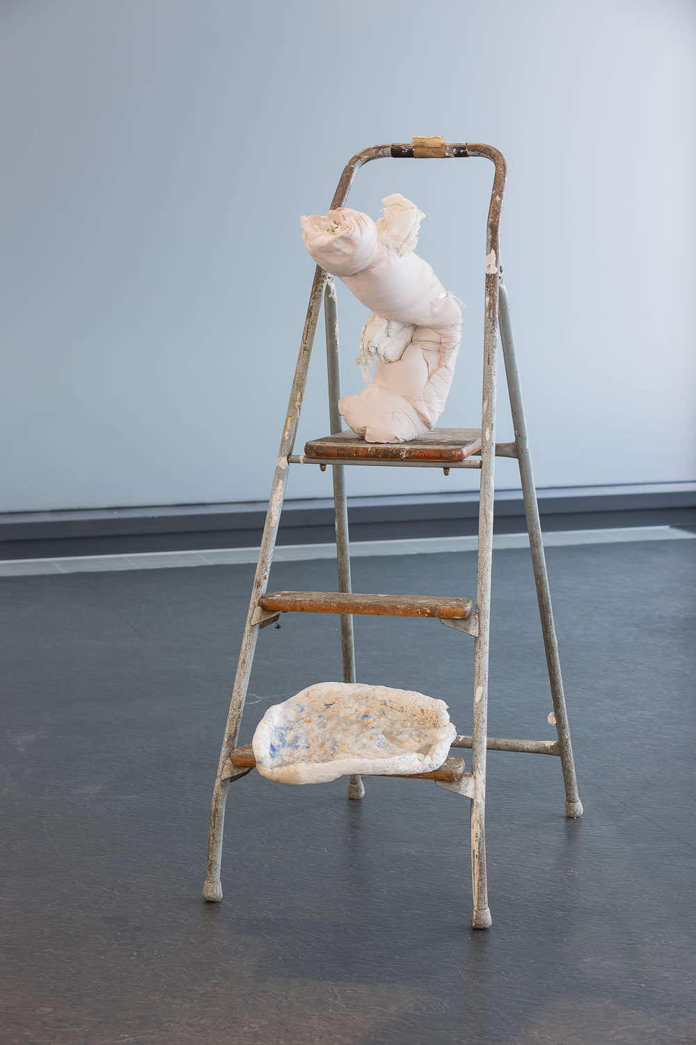 WASCHMASCHINENSKULPTUREN, 2015 - Gips, Taschentuch 89 × 80 × 38 cm