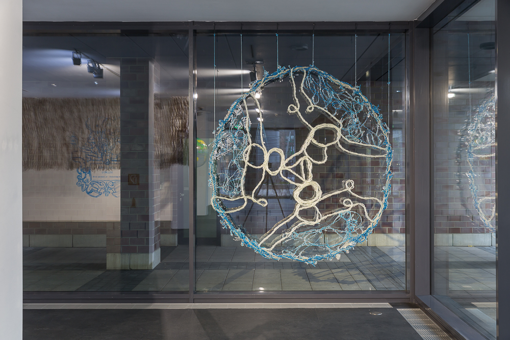 Lena Henke: Dreihasenbild, 2015