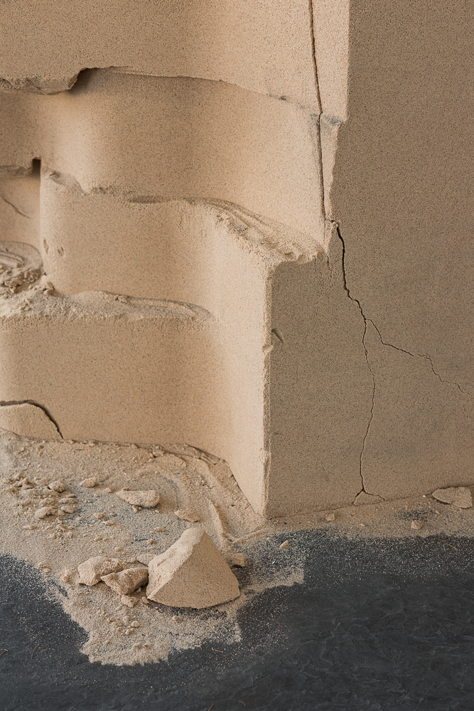 Tiril Hasselknippe, Balcony (sand), 2016, Detail