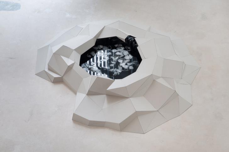 Blade Memory II, 2022, TcheletRam: Untitled, 2010 - Foto: Jens Franke
