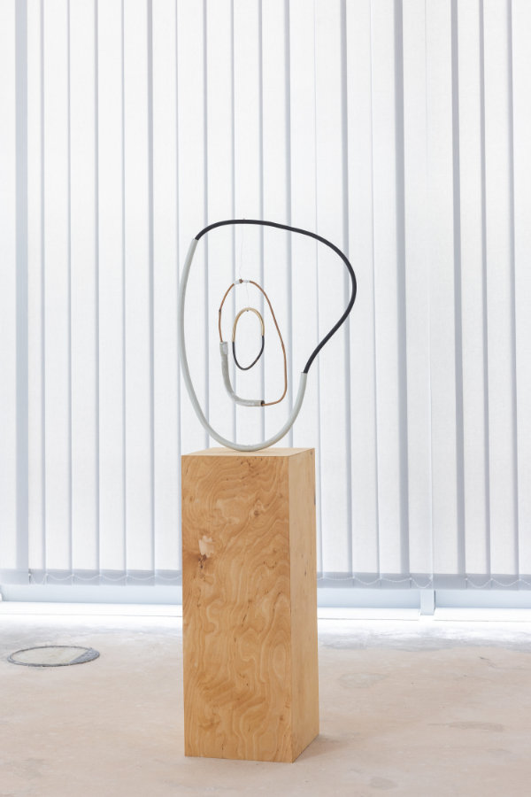 Blade Memory II, 2022, Roy Menachem Markovich: Untitled, 2021 - Foto: Roland Baege