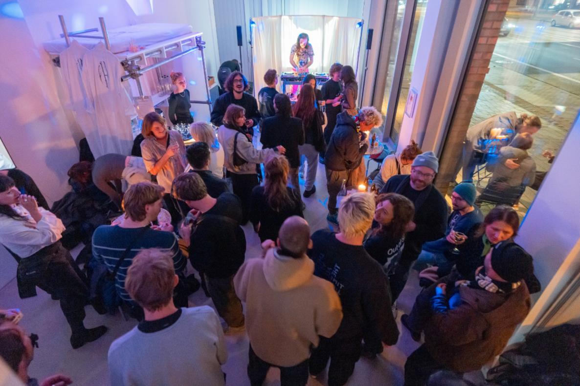 Liquid Currency Bar, DJ-Set #4: 909 Schneider, 2024; Foto: Roland Baege