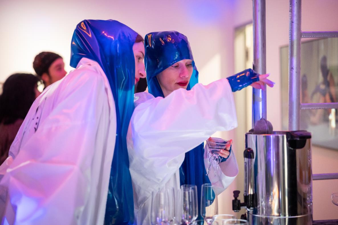 Liquid Currency Bar, Performance #2: Zoe Williams, agf (hydra) - Last Orders, 2024; Dortmunder Kunstverein; Foto: Roland Baege