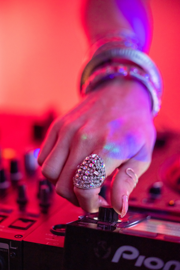 Liquid Currency Bar, DJ-Set #2: Jean Biche, 2024; Dortmunder Kunstverein; Foto: Roland Baege