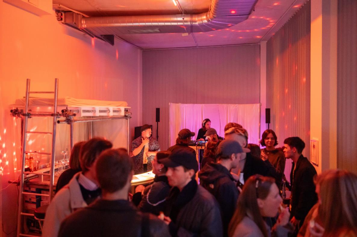 Liquid Currency Bar, DJ-Set #3: Ballin' BDOG, 2024; Dortmunder Kunstverein; Foto: Roland Baege