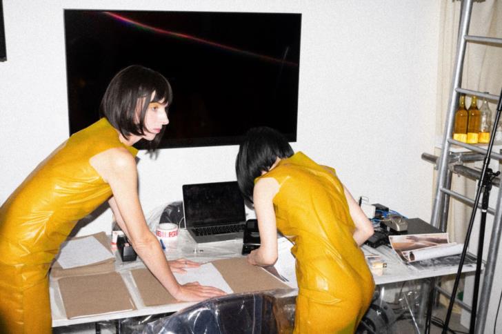 Liquid Currency Bar, Performance #1: Zoe Williams, Katie Shannon & Keira Fox - TLC23 and The Amber Press, 2024; Dortmunder Kunstverein; Foto: Steven Natusch