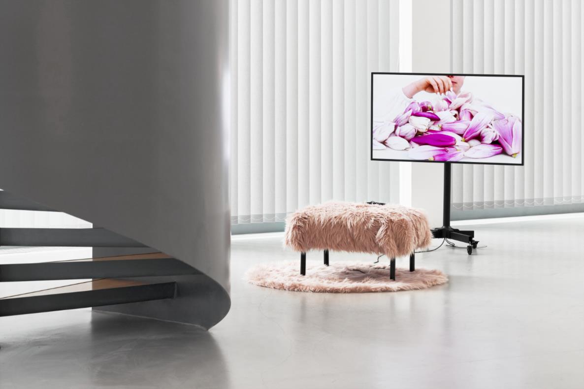 Installationsansicht: Artist Mukbang, 2024, Schlaraffenland, 2024, Fotos: Mareike Tocha & Dortmunder Kunstverein