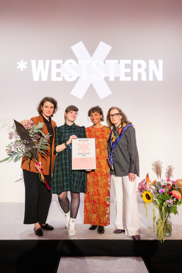 v.l.n.r. Rebekka Seubert (Künstlerische Leitung), Linda Schröer (Kuratorische Assistenz), Latefa Wiersch (Künstler), Marion Edelhoff (Vorstandsvorsitzende)